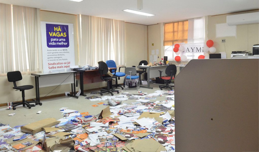 A prisão de mais de 200 pessoas por depredações no Sindicato dos Empregados no Comércio do Rio não interrompeu as eleições para escolha da nova diretoria; os resultados devem ser divulgados nesta noite; em outubro, a entidade sofreu intervenção da Justiça do Trabalho, depois que a diretoria foi afastada e teve os bens bloqueados por suspeita de crimes, entre eles improbidade administrativa e nepotismo; de acordo com a apuração referente ao período entre 2009 e 2014, os desvios chegam a R$ 100 milhões