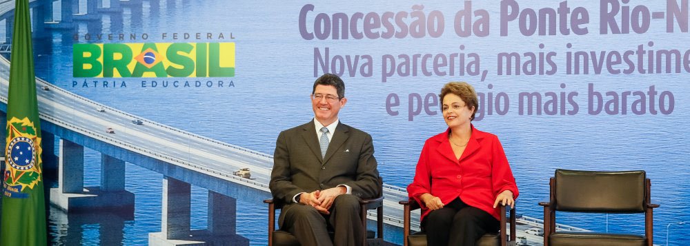 Na semana do 5° Congresso do PT, em Salvador, presidente Dilma Rousseff sai em defesa do ajuste fiscal da equipe de Joaquim Levy; “Eu acho injustas as críticas porque não é responsabilidade exclusiva dele. Não se pode fazer isso, criar um judas. Isso é mais fácil. É bem típico e uma forma errada de resolver o problema”, afirma; segundo ela, a retomada do crescimento começa com o ajuste e se complementa com medidas que serão anunciadas até agosto; Dilma também destaca a importância da revisão das desonerações, minimiza as derrotas no Congresso, prevê menos celeridade no projeto de terceirização no Senado e defende punições no caso da Fifa: “Não precisamos pagar ninguém para trazer a Copa para cá” 