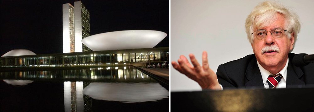 A autorização do uso de verbas públicas para compra de passagens aéreas de cônjuge de parlamentares contribui para deteriorar a imagem da Câmara dos Deputados; para o professor de Ética Política da Unicamp, Roberto Romano, o parlamentar que usa dinheiro público com esse propósito está sendo "antiético e antirrepublicano"; "É o indivíduo [que foi eleito] e não sua esposa, papai ou cachorrinho. Isso é inaceitável", afirma; "Como justificar essas prerrogativas familiares em um país com uma crise econômica como a nossa? Trata-se de mais um péssimo exemplo de nosso Legislativo"; nessa quarta-feira, presidente da Câmara, Eduardo Cunha (PMDB), admitiu rever a decisão