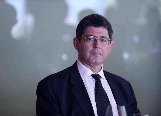 Governar virou uma emergência depois que a credibilidade da presidente começou a se esfarelar. Hoje há uma espécie de terceirização do governo através do poder dado ao ministro Joaquim Levy e a entrega da articulação política ao vice-presidente