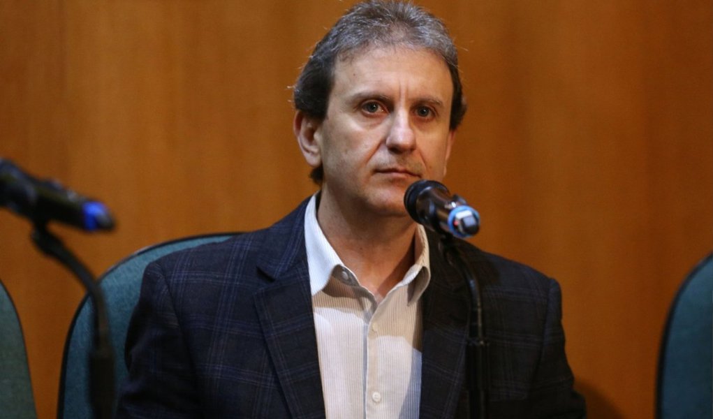 A defesa do doleiro Alberto Youssef pediu, nesta quarta (24), o cancelamento da acareação entre ele e o ex-diretor da Petrobras Paulo Roberto Costa, marcada para o próximo dia 30, na CPI da Petrobras; os dois apresentaram versões contraditórias sobre determinados repasses a campanhas políticas; os advogados argumentam, em petição enviada ao presidente da CPI, Hugo Motta (PMDB-PB), que a acareação feita entre os dois pela força-tarefa da Operação Lava Jato, na última segunda (22), "já esclareceu todos os aspectos conflitantes" entre as delações de ambos