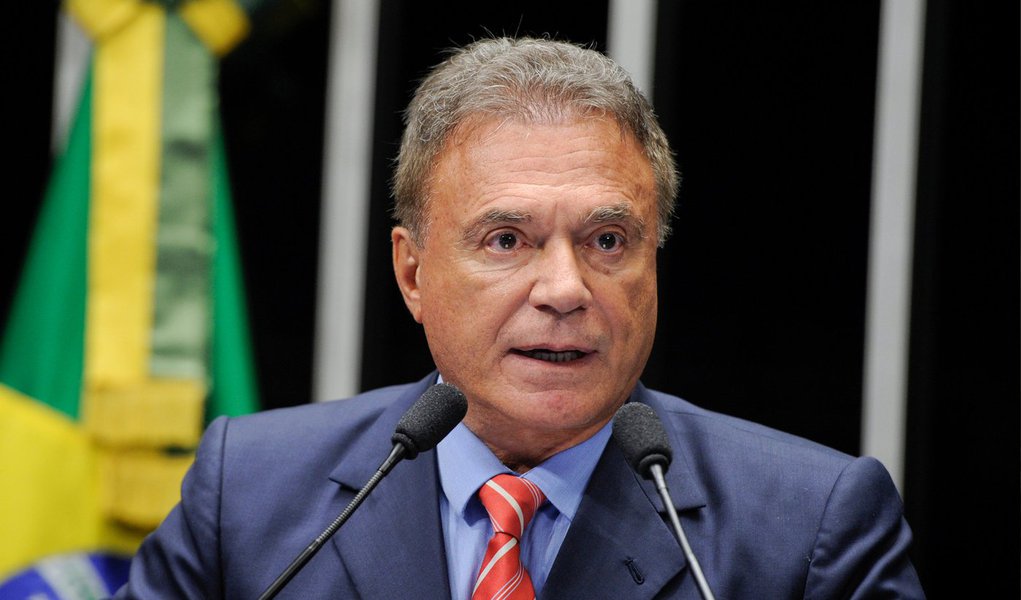 O senador Alvaro Dias (PSDB/PR) é o novo líder do Bloco da Minoria no Senado, conforme decisão das bancadas do PSDB, formada por 11 senadores, e do DEM, com cinco parlamentares; conforme anunciado por Alvaro Dias, o grupo formado pelos dois partidos passará a ser denominado Bloco da Oposição, para ampliar a visibilidade da atuação de seus parlamentares frente ao governo federal; o senador do Paraná toma posse neste domingo (1º) para seu quarto mandato no Senado