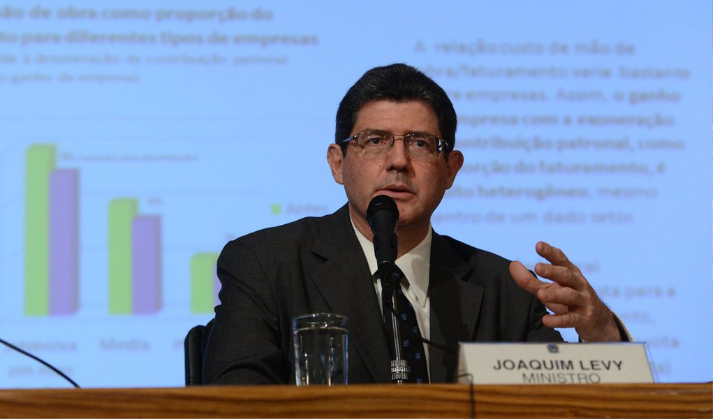 O ministro Joaquim Levy disse nesta sexta-feira, 27, que o aumento do Imposto de Renda em determinados casos tem mais eficácia do que a taxação de grandes fortunas; "A taxação estática de grandes fortunas não arrecada muito e não tem muita vantagem. O principal instrumento de tributação é a renda", declarou o ministro; "Existem numerosas combinações e possibilidades que não se restringem ao Imposto sobre Grandes Fortunas", completou