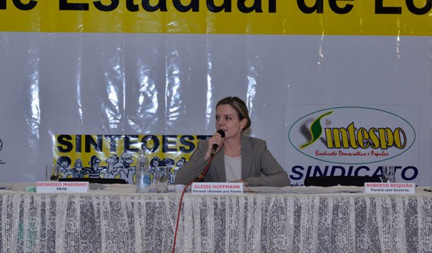 Em debate realizado na Universidade Estadual de Londrina (UEL), Gleisi Hoffmann (PT) assinou um Carta Compromisso proposta por entidades sindicais se comprometendo a garantir o respeito à autonomia das universidades estaduais, a não privatização e o compromisso com a execução orçamentária dessas instituições sem contingenciamento; “Temos que assegurar a substituição de funcionários e professores quando se aposentam, sem que haja necessidade de autorização para fazer concursos públicos, com concursos periódicos e reposição automática de funcionários”, acrescentou