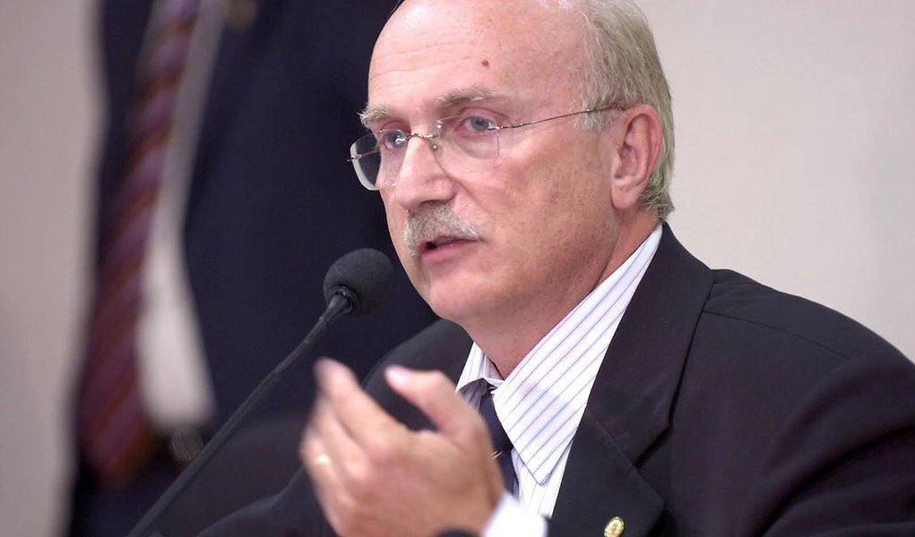 Fracassou mais uma tentativa do deputado federal Osmar Serraglio voltar à presidência estadual do PMDB; desta vez, o parlamentar teve negado um agravo de instrumento sobre a decisão do Tribunal de Justiça do Paraná (TJPR), que tentava rever a cassação da liminar que lhe devolvia há duas semana à presidência da legenda