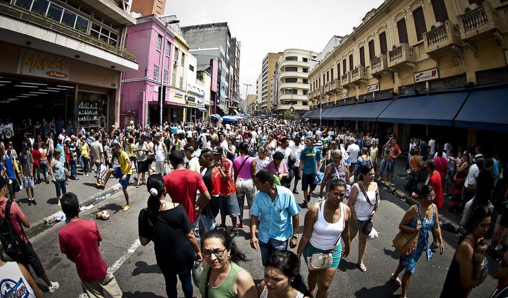 Indicadores socioeconômicos das regiões metropolitanas brasileiras melhoraram entre 2000 e 2010 e mostram redução das disparidades entre metrópoles do Norte e do Sul do país; dados constam do Atlas do Desenvolvimento Humano nas Regiões Metropolitanas Brasileiras, divulgado nesta terça-feira 25 em uma parceria entre Pnud, Ipea e a Fundação João Pinheiro; segundo o estudo, todas as regiões se encontram na faixa de alto desenvolvimento humano