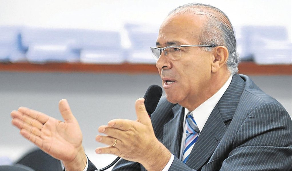 Os municípios fluminenses de Angra dos Reis e de Volta Redonda deverão ser os primeiros a receber sinal verde para iniciar as obras previstas no Programa de Aviação Regional; segundo o ministro da Secretaria de Aviação Civil, Eliseu Padilha, "os 54 licenciamentos ambientais em andamento foram reduzidos recentemente a 52, porque dois deles foram licenciados: Volta Redonda e Angra dos Reis"; com isso, eles tendem a ser os primeiros a iniciar as obras de reforma ou ampliação, conforme o programa