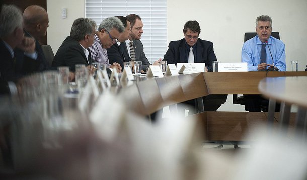 Todos os servidores do governo do Distrito Federal terão seus salários depositados integralmente nesta sexta-feira (6), quinto dia útil deste mês; o pagamento é referente a fevereiro; com o aporte de R$ 174 milhões dos recursos provenientes de fundos distritais, não será necessário dividir os vencimentos acima de R$ 9 mil em março; "A prioridade do governo é pagar os salários e as despesas referentes a 2015", afirmou o governador Rodrigo Rollemberg; no entanto, o chefe do Executivo fez um alerta: "a situação financeira do DF ainda é muito grave e queremos a colaboração de todos para superar essa crise"