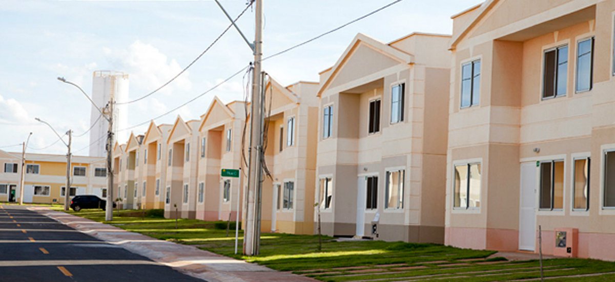 Com publicação no Diário Oficial do Distrito Federal nesta terça-feira (16), mais 1.554 famílias que estão de acordo com a política habitacional do DF foram habilitadas pelo programa Minha Casa, Minha Vida/Morar Bem. GDF pretende colocar em construção 100 mil moradias de interesse social até o final de 2014. Investimento até o momento é de quase R$ 1,4 bilhão