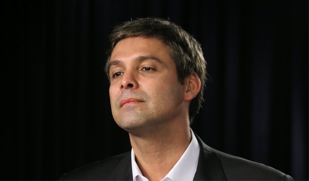 Senador Lindberg Farias, do PT, lidera frente progressista no Senado em defesa do presidente da Casa, Renan Calheiros (PMDB-AL), e contra o que chama de "maré conservadora que estão tentando nos impor", em alusão ao presidente da Câmara, Eduardo Cunha (PMDB-RJ); segundo ele, a frente começou a ser formada esta semana e tem como objetivo barrar a agenda conservadora que estaria sendo impulsionada por Cunha, com projetos como o da terceirização e o da redução da idade penal; a Câmara, disse o petista, sempre foi mais progressista que o Senado, mas neste momento, o Senado, sob a liderança de Renan, é que estaria assumindo posições mais avançadas, especialmente na agenda social