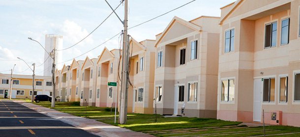 Com publicação no Diário Oficial do Distrito Federal nesta terça-feira (16), mais 1.554 famílias que estão de acordo com a política habitacional do DF foram habilitadas pelo programa Minha Casa, Minha Vida/Morar Bem. GDF pretende colocar em construção 100 mil moradias de interesse social até o final de 2014. Investimento até o momento é de quase R$ 1,4 bilhão