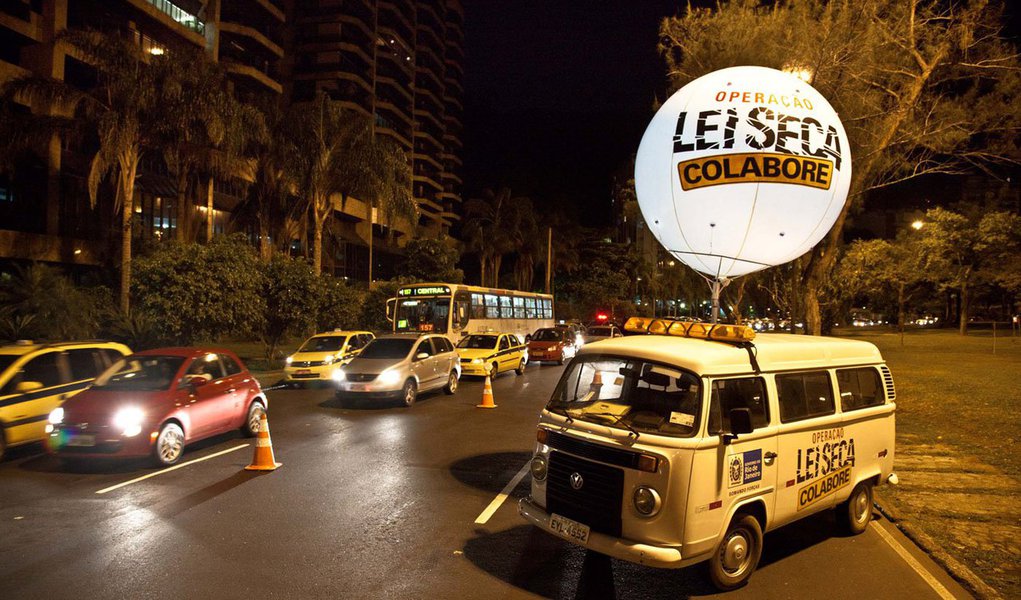 As multas da Operação Lei Seca, no Rio de Janeiro, caíram 8% em comparação ao mesmo período do Natal de 2013; as madrugadas dos dias 25 e 26, os agentes abordaram 3.090 motoristas, multaram 642 e rebocaram 108 veículos; 164 condutores tiveram carteira de motorista recolhida
