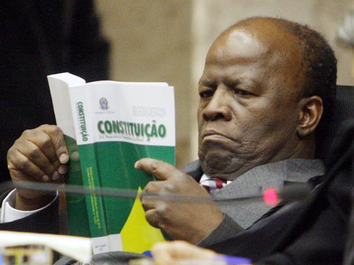 Ex-presidente do Supremo Tribunal Federal, Joaquim Barbosa teve seu registro de advogado negado pela seccional da Ordem dos Advogados do Brasil, do Distrito Federal; presidente da entidade, Ibaneis Rocha alegou que ele feriu a ética profissional quando exerceu a magistratura; durante seu estrelato, Barbosa ofendeu advogados e fez até com que o defensor de José Genoino, Luiz Fernando Pacheco, fosse retirado do plenário do STF por seguranças da casa – fato inédito na história do Judiciário; agora, veio o troco; leia a íntegra do despacho do presidente da OAB-DF