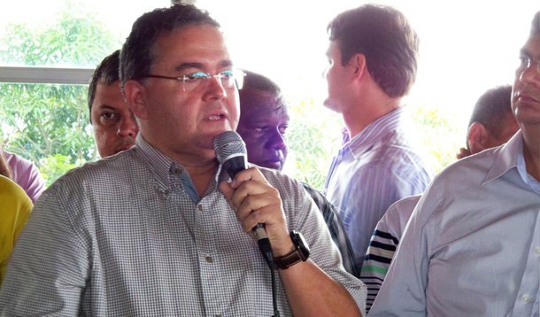 O candidato ao Senado pelo PSB-MA, Roberto Rocha, afirmou que "apenas uma hecatombe fará a clã Sarney vencer no Maranhão"; a declaração do postulante veio após o Instituto DataM apontar sua liderança na disputa, com 30,1% dos votos; em segundo lugar está o ex-ministro do Turismo Gastão Vieira (PMBD), com 24,3%