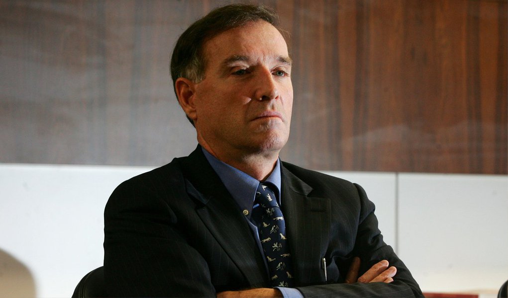 Em entrevista concedida após mais de um ano de silêncio e um dia depois da decisão da Justiça que determinou o bloqueio de seus bens, ex-bilionário indicou reconhecer que volta à classe média em que nasceu; "Nasci na classe média, e você voltar para isso é um negócio, sabe, é um baque gigantesco na família", disse; sobre as acusações de manipulação e insider trading, ele resumiu: "as ações não eram minhas. Eram de credores e eram para pagar as dívidas com eles"