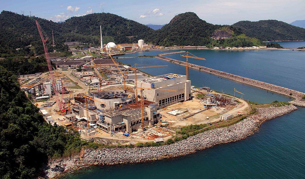 Em nota, a Eletronuclear, estatal que administra a Central Nuclear Almirante Álvaro Alberto, em Angra dos Reis, na Costa Verde fluminense, esclareceu que o orçamento para construção da Usina Nuclear Angra 3 aumentou R$ 1,6 bilhão, em relação ao valor original, e não R$ 4 bilhões, como noticiado pela imprensa; o orçamento foi reajustado em 13%, "com base na última inspeção de monitoramento do TCU, e hoje está fixado em R$ 13,9 bilhões", diz o texto
