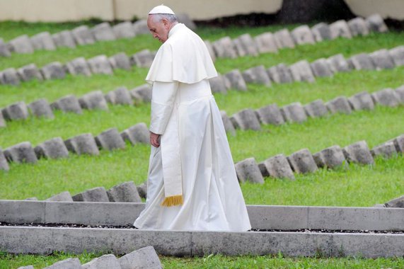 “Hoje, depois do segundo fracasso de uma guerra mundial, podemos falar de uma guerra combatida por partes, com crimes, massacres e destruições”, disse o pontífice no cemitério militar de Fogliano Redipuglia, no norte da Itália; ele fez um apelo à paz para travar o que chamou de “loucura bélica”