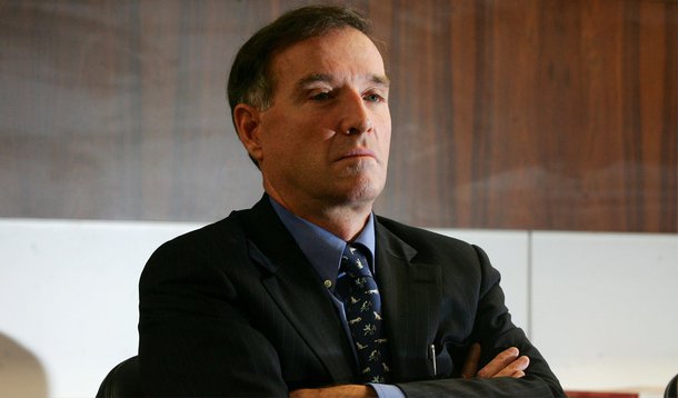 Em entrevista concedida após mais de um ano de silêncio e um dia depois da decisão da Justiça que determinou o bloqueio de seus bens, ex-bilionário indicou reconhecer que volta à classe média em que nasceu; "Nasci na classe média, e você voltar para isso é um negócio, sabe, é um baque gigantesco na família", disse; sobre as acusações de manipulação e insider trading, ele resumiu: "as ações não eram minhas. Eram de credores e eram para pagar as dívidas com eles"