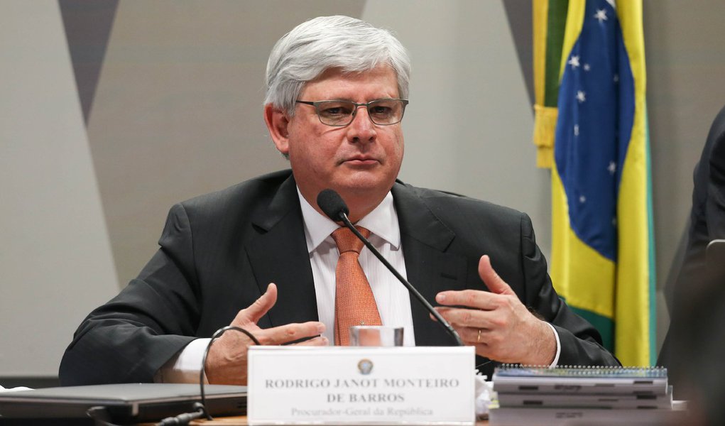 Por 59 votos a 12 e uma abstenção, o plenário do Senado aprovou, nesta quarta (26), a recondução de Rodrigo Janot ao cargo de procurador-geral da República; antes, ele foi sabatinado por mais de dez horas na Comissão de Constituição, Justiça e Cidadania (CCJ), onde teve 26 votos favoráveis e um contrário; antes de encerrar a comissão, Janot disse não ter havido seletividade nas denúncias contra Eduardo Cunha e Fernando Collor, que, segundo ele, "amadureceram" antes; "A investigação é técnica e não se deixa contaminar por aspectos políticos", afirmou; Janot disse ainda ser difícil prever quando virão as próximas denúncias; "Estamos empenhados em buscar provas de todos os fatos", informou