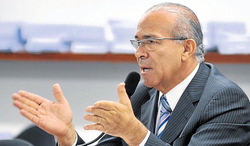 Ministro-chefe da Secretaria de Aviação Civil, Eliseu Padilha, disse que o valor da redução de custos, que será gerada pelas medidas de ajuste fiscal, não será mensurado (avaliado) enquanto elas não forem aprovadas; ele prevê que em torno de 55 dos 67 deputados do PMDB devem votar favoravelmente às medidas
