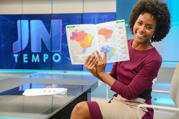 Jornalista Maria Júlia Coutinho, que apresenta a previsão do tempo no Jornal Nacional, é vítima de comentários preconceituosos no Facebook, em uma postagem do noticiário da TV Globo na noite desta quinta; "Vai fazer essas previsões na senzala" e "sua macaca" foram algumas das ofensas; a equipe do JN, com mensagem de William Bonner, respondeu com um vídeo e a hashtag #SomosTodosMajuCoutinho, que lidera o Twitter mundial