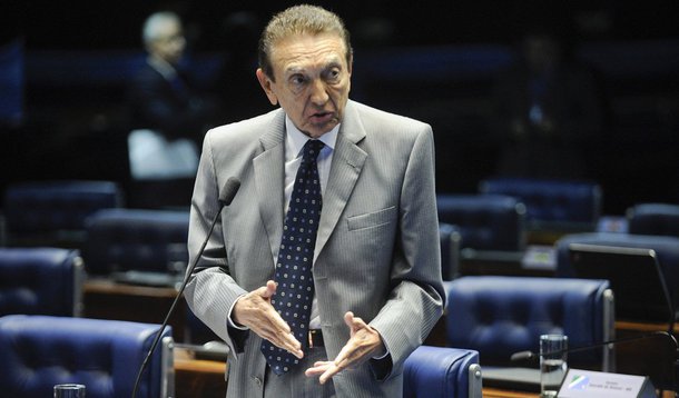 Defesa do ex-ministro das Minas e Energia Edison Lobão (PMDB-MA) pediu ao STF o arquivamento da instauração de inquérito contra o parlamentar com o objetivo de apurar o suposto envolvimento dele com a empresa Diamond Moutain Capital Group; segundo os advogados do congressista, um laudo preliminar encomendado por um dos acusados aponta que um dos e-mails anexados ao processo foi forjado; Jorge Nurkin, ex-dirigente da Diamond Mountain Participações, denunciou à Justiça que Lobão era apontado pelos donos do grupo como sócio oculto de um fundo de investimento nas Ilhas Cayman; Nurkin afirmou que foi lesado pelos sócios da Diamond