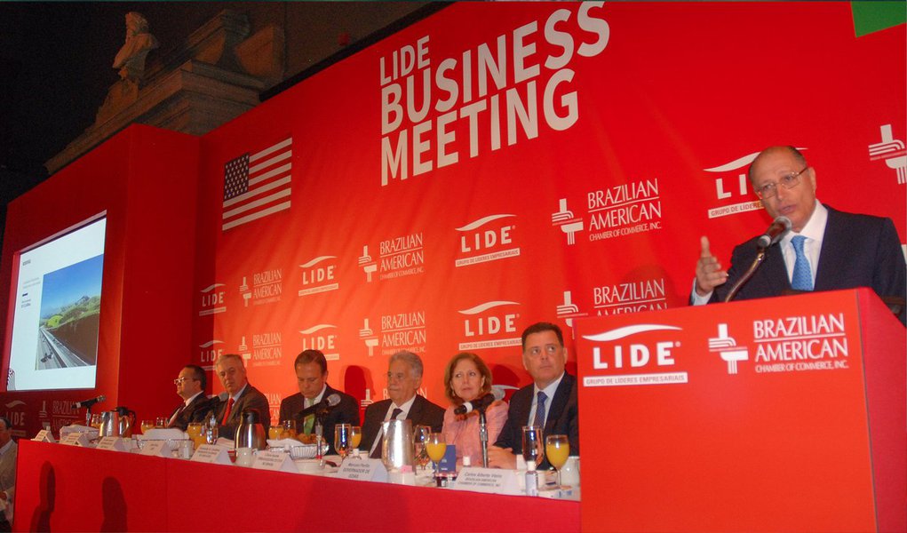 Durante o Lide Business Meeting, realizado nesta semana em Nova York e organizado por João Doria Jr para dar palco ao projeto de 2018 do governador Geraldo Alckmin (PSDB), o ex-presidente Fernando Henrique Cardoso fez um discurso duro contra o Brasil; o tucano voltou a criticar a política econômica adotada após a crise mundial de 2008; "Paulatinamente fomos voltando à expansão sem freios do setor estatal, ao descaso com as contas públicas, aos projetos megalômanos que já haviam caracterizado e inviabilizado o êxito de alguns governos do passado", disse; ex-presidente foi na contramão do objetivo principal do evento, que era de atrair investidores