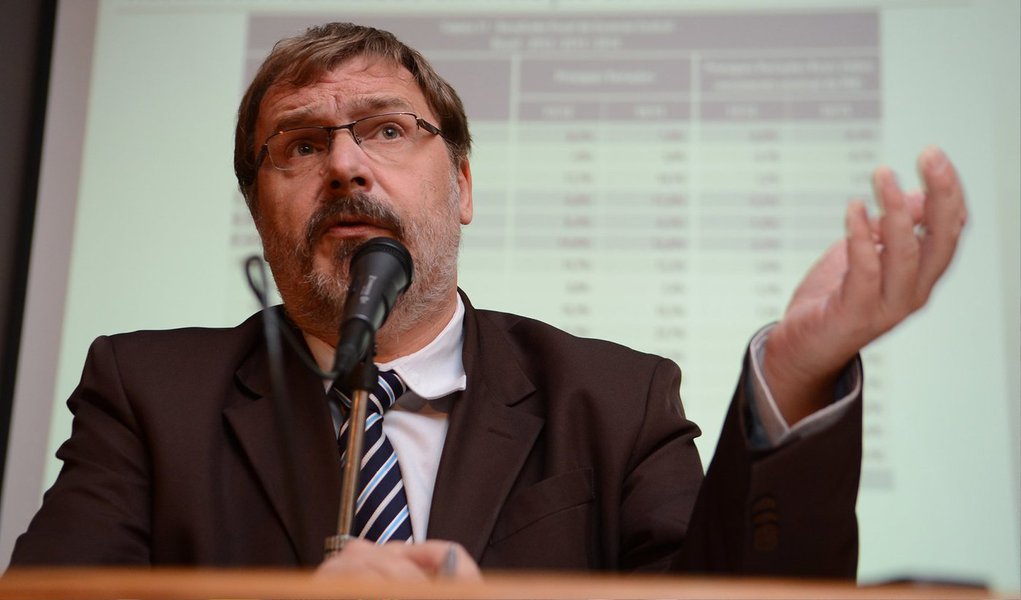 Em nota, o ministério da Fazenda informou que os atrasos nos repasses do Tesouro Nacional, comandado pelo secretário Arno Augustin, a bancos públicos restringem-se a financiamentos e não abrangem benefícios sociais e trabalhistas, como Bolsa Família, seguro-desemprego e abono salarial; pagamentos, ao longo de 2015, têm sido liberados conforme os pedidos dos ministérios responsáveis pelos programas, sem adiamentos, diz o comunicado; reportagem da Folha de S. Paulo de segunda-feira apontou que a prática, realizada em 2013 e 2014, continua este ano