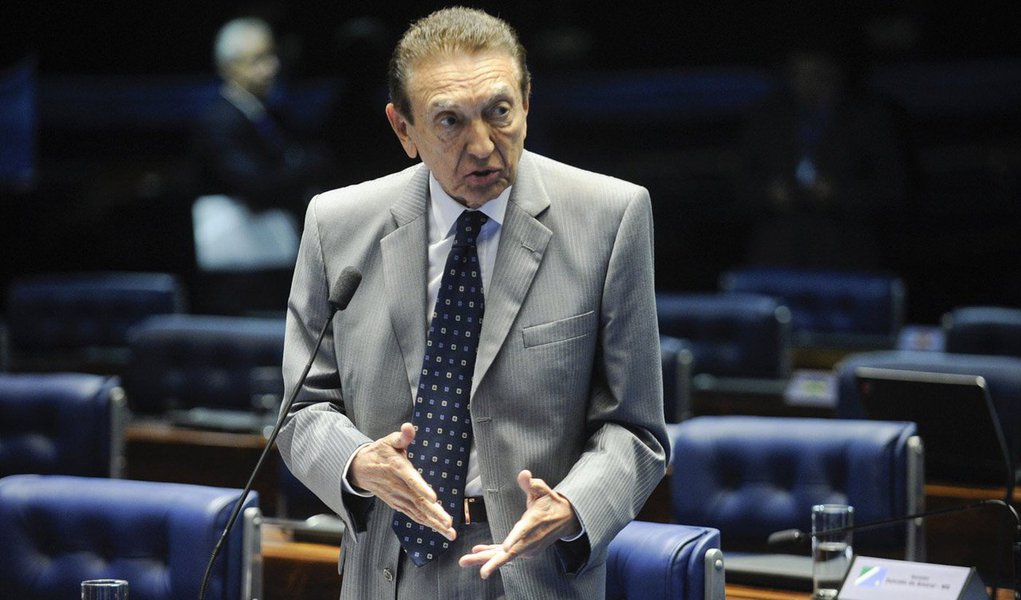 Defesa do ex-ministro das Minas e Energia Edison Lobão (PMDB-MA) pediu ao STF o arquivamento da instauração de inquérito contra o parlamentar com o objetivo de apurar o suposto envolvimento dele com a empresa Diamond Moutain Capital Group; segundo os advogados do congressista, um laudo preliminar encomendado por um dos acusados aponta que um dos e-mails anexados ao processo foi forjado; Jorge Nurkin, ex-dirigente da Diamond Mountain Participações, denunciou à Justiça que Lobão era apontado pelos donos do grupo como sócio oculto de um fundo de investimento nas Ilhas Cayman; Nurkin afirmou que foi lesado pelos sócios da Diamond (Foto: Leonardo Lucena) Defesa do ex-ministro das Minas e Energia Edison Lobão (PMDB-MA) pediu ao STF o arquivamento da instauração de inquérito contra o parlamentar com o objetivo de apurar o suposto envolvimento dele com a empresa Diamond Moutain Capital Group; segundo os advogados do congressista, um laudo preliminar encomendado por um dos acusados aponta que um dos e-mails anexados ao processo foi forjado; Jorge Nurkin, ex-dirigente da Diamond Mountain Participações, denunciou à Justiça que Lobão era apontado pelos donos do grupo como sócio oculto de um fundo de investimento nas Ilhas Cayman; Nurkin afirmou que foi lesado pelos sócios da Diamond