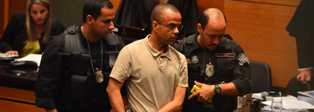 O traficante Luiz Fernando da Costa, o Fernandinho Beira-Mar, volta a julgamento, no Fórum do Rio de Janeiro, acusado de ter liderado uma guerra de facções dentro do presídio de segurança máxima Bangu I, em 2002; o julgamento está previsto para começar às 13h, no 1º Tribunal do Júri; o traficante chegará ao tribunal sob a guarda de 200 agentes das polícias Federal e Militar e do Departamento Penitenciário Nacional (Depen)