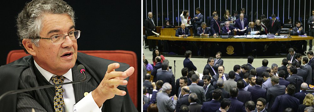 Para o ministro Marco Aurélio Mello, do Supremo Tribunal Federal, a Proposta de emenda à Constituição (PEC) que vincula os salários das carreiras da Advocacia-Geral da União e de delegados civis e federais a 90,25% do salário dos ministros do Supremo fere a Constituição; segundo ele, cabe ao Poder Executivo, não ao Legislativo, estruturar as carreiras do funcionalismo federal