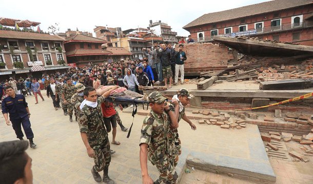 Milhares de pessoas começaram a deixar a capital Katmandu nesta segunda-feira, à medida que o medo se disseminava após dois dias de tremores secundários e em meio à crescente escassez de água e comida; agências e governos internacionais corriam para enviar equipes de busca e resgate, médicos e remédios ao país; dezenas de milhares de pessoas ficaram sem comida, água ou abrigo