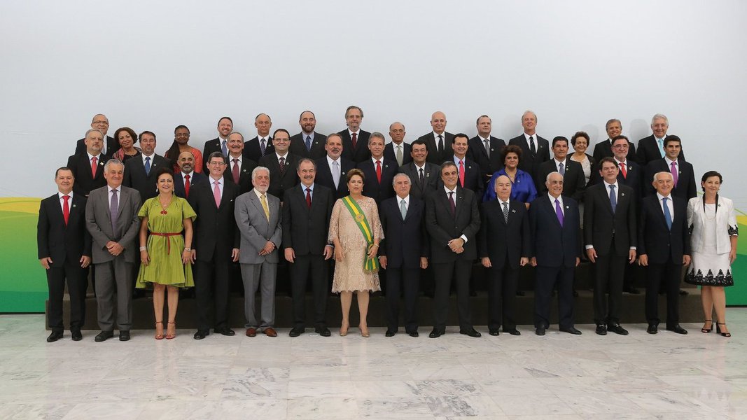 Está na hora de diminuir o tamanho do Estado. Nada mais justo que, em tempos de sacrifícios para a sociedade, o governo dê o exemplo. Quanto mais alto é o exemplo mais pedagógico ele será