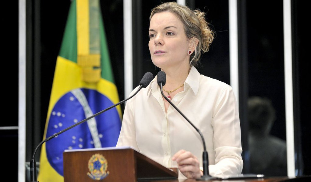 A ideia da proposta apresentada pela senadora Gleisi Hoffmann (PT-PR) surgiu depois de a professora Adriane Sobanski ter sido ofendida, no Facebook, pelo presidente do PSDB paranaense, deputado federal Valdir Rossoni; segundo a parlamentar, a professora questionou mensagens postadas pelo deputado federal e, por isso, teria sido chamada de biscate pelo parlamentar; “Nós já temos, do ponto de vista da Lei Maria da Penha, a injúria como crime. É claro que é uma lei muito voltada ao ambiente doméstico. Agora, queremos colocar no Código Penal brasileiro mais essa tipificação. Não dá para aceitarmos essa situação. Temos de fazer esse combate”