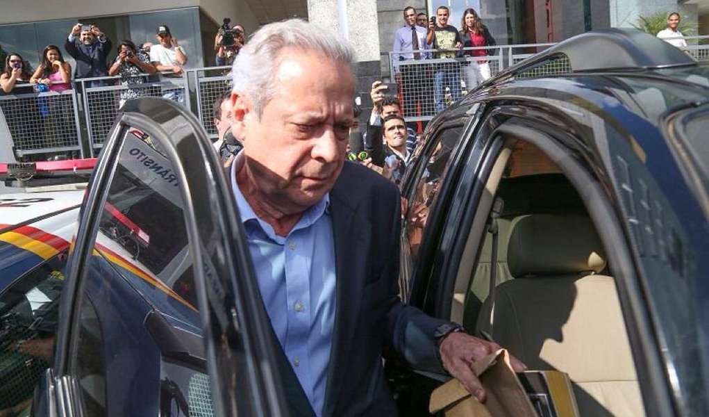 O ex-ministro da Casa Civil José Dirceu irá passar o final de semana em sua residência em Brasília. Ele está sendo submetido a uma série de exames para acompanhar a evolução de um hematoma no cérebro; segundo assessores de Dirceu, o ex-ministro é hipertenso e sentiu-se mal na última segunda-feira e o problema está sendo atribuído a um "pico de pressão". ; os exames realizados na última segunda-feira apontaram que o ex-ministro teria tido uma "ectasia do espaço liquótico bifrontal", uma espécie de hematoma no cérebro.; os resultados dos últimos exames devem ficar prontos no início da próxima semana