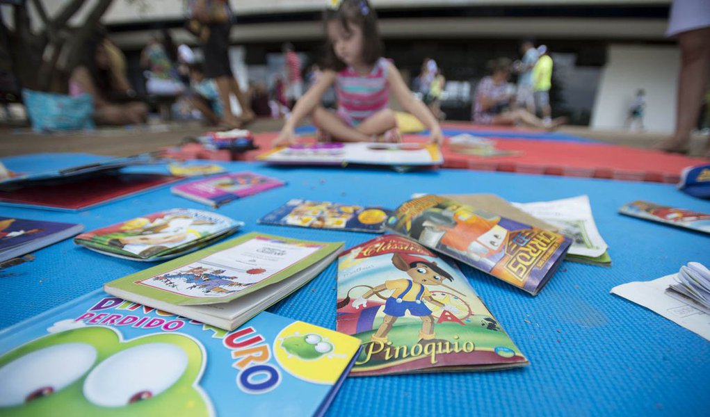 De acordo com a coordenadora do projeto Em cantos e contos, Ana Lúcia Lenzi, a feira de troca de livros é uma de muitas atrações oferecidas no local; “A proposta é que eles fiquem bem à vontade, incentivando a leitura e a interação com os pais e com outras crianças”, explicou