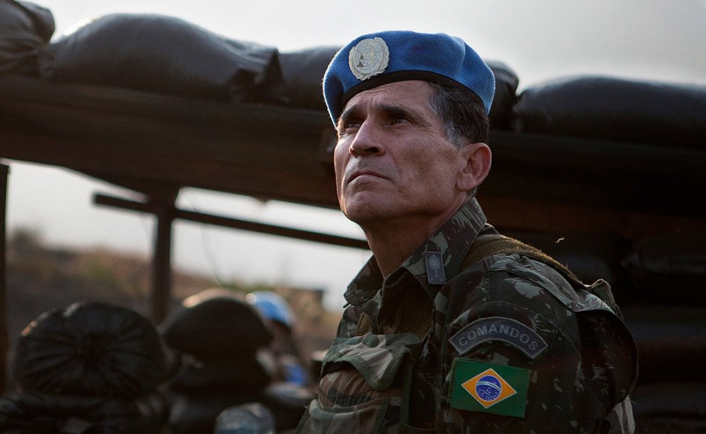 O helicóptero em que viajava o general brasileiro Carlos Alberto dos Santos Cruz foi alvo de um ataque por rebeldes na República Democrática do Congo; no ataque, que ocorreu na segunda-feira (4), o piloto conseguiu realizar um pouso de emergência e o general saiu ileso; no dia seguinte, os rebeldes atacaram soldados da Tanzânia que integram uma força de paz da Organização das Nações Unidas (ONU) matando dois militares e deixando outros 13 feridos; de acordo com o general Cruz, as operações militares contra os grupos rebeldes no Congo devem ser intensificadas