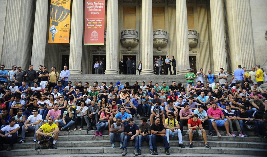 Centenas de candidatos que fizeram o concurso para soldado da Polícia Militar do Estado do Rio de Janeiro reuniram-se, em frente à Assembleia Legislativa, no centro da cidade, para pedir o apoio dos deputados para a anulação do certame; os candidatos reclamaram do teor de algumas questões, mas não constavam do edital