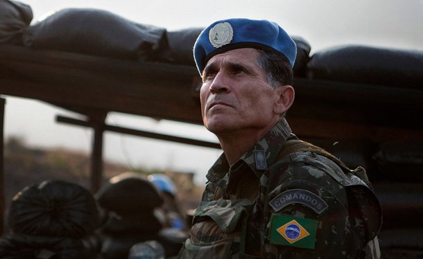 O helicóptero em que viajava o general brasileiro Carlos Alberto dos Santos Cruz foi alvo de um ataque por rebeldes na República Democrática do Congo; no ataque, que ocorreu na segunda-feira (4), o piloto conseguiu realizar um pouso de emergência e o general saiu ileso; no dia seguinte, os rebeldes atacaram soldados da Tanzânia que integram uma força de paz da Organização das Nações Unidas (ONU) matando dois militares e deixando outros 13 feridos; de acordo com o general Cruz, as operações militares contra os grupos rebeldes no Congo devem ser intensificadas