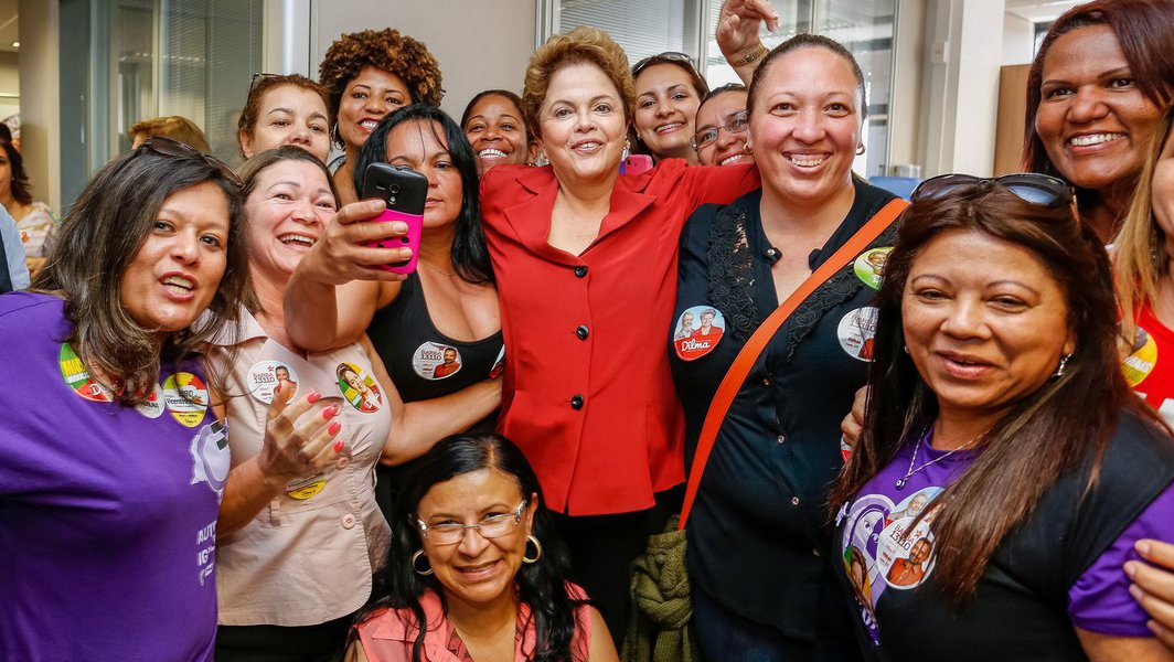 É surpreendente notar que, mesmo com a velha mídia batendo sistematicamente há anos no PT, alimentando uma forte rejeição ao partido e à presidente, o governo continua com boa aceitação no eleitorado