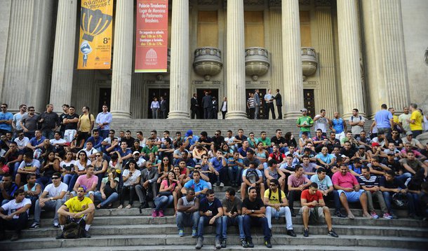 Centenas de candidatos que fizeram o concurso para soldado da Polícia Militar do Estado do Rio de Janeiro reuniram-se, em frente à Assembleia Legislativa, no centro da cidade, para pedir o apoio dos deputados para a anulação do certame; os candidatos reclamaram do teor de algumas questões, mas não constavam do edital