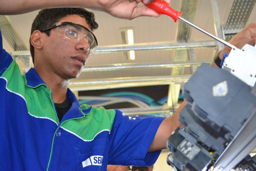 Número de trabalhadores empregados na indústria cresceu 1,7% entre os anos 2011 e 2012, segundo dados da Pesquisa Industrial Anual (PIA) do IBGE, divulgados nesta quarta-feira 3; total de ocupados na indústria chegou a 8,78 milhões em 2012