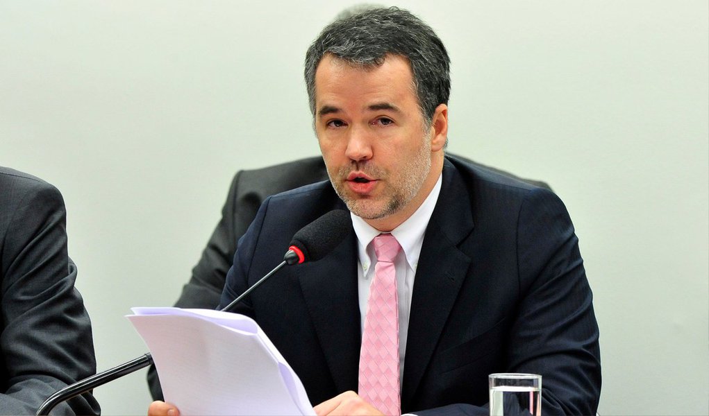 Em depoimento à CPI da Câmara, Mauro Cunha disse que não pode "dizer que o valor é maior ou menor" aos R$ 6 bi divulgados pela empresa referentes a perdas por atos de corrupção; "O que eu quis dizer é que o valor é inapropriado, talvez uma forma de definir valores a serem devolvidos à empresa e baseado apenas no depoimento do (ex-diretor) Paulo Roberto Costa", afirmou; "O valor é incerto", acrescentou