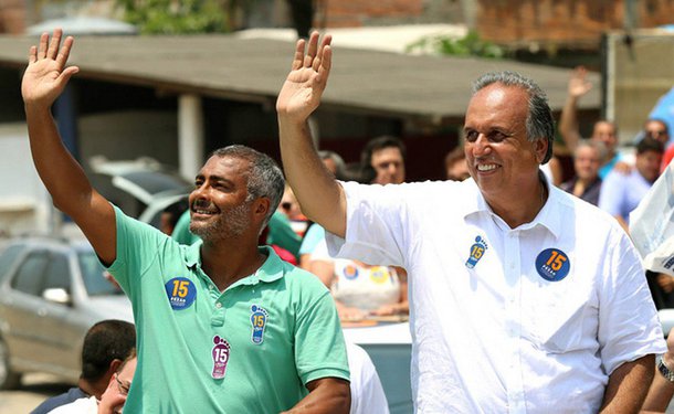 Candidato ao governo do Rio de Janeiro, Luiz Fernando Pezão, do PMDB, fez campanha neste sábado em São Gonçalo, na Região Metropolitana do Rio, e na quadra da Portela; Pezão disse, que se for reeleito, vai investir na pavimentação de ruas e na instalação de um novo sistema de água e esgoto; o candidato disse que vai ampliar o programa médico da família; “Se nós tivermos a cobertura com o médico da família as pessoas não vão procurar a emergência do hospital. Então vou investir na atenção básica da saúde, fazer as clínicas da família, clínicas pediátricas, clínicas ortopédicas. Por isso que nosso programa fala em contratar mais 6 mil médicos”