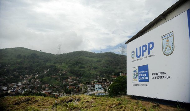 Mais um PM foi assassinado em dia de folga, no Rio de Janeiro; Adelson da Conceição Júnior, de 32 anos, reagiu a uma tentativa de assalto em Nova Iguaçu, na Baixada Fluminense, foi baleado e morreu; o policial do 104º BPM, lotado na UPP Camarista Méier, voltava da comemoração de aniversário da filha de 4 anos em um parque de diversões; ele dirigia seu carro quando foi abordado por dois criminosos em uma motocicleta; mais de cem policiais foram mortos no estado do Rio este ano; próximo domingo (14), a capital terá protesto contra morte de policiais