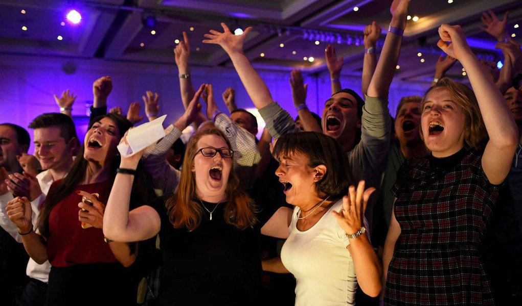 Quando se tornou claro que o sonho da campanha pela independência não foi realizado, o que se via eram caras fechadas e lágrimas de um lado, e alegria do outro