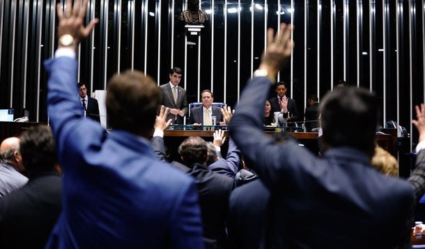 Depois de mais de sete horas de debate com o ministro da Fazenda, Joaquim Levy, senadores se desentendem e permitem vitória momentânea do governo; pauta será retomada com impasse sobre temas do pacto federativo; "O Plenário já demonstrou que não vai sonegar essa discussão. Como a matéria é importante, é preciso dar um tempo para que seja construída uma solução que equilibre definitivamente os interesses dos estados brasileiros", disse o presidente do Senado, Renan Calheiros (PMDB-AL)