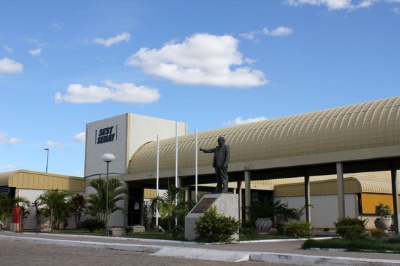 Polícia Civil do Distrito Federal deflagra operação para prender cinco suspeitos de participar de um esquema de desvio de recursos públicos das contas do Serviço Social do Transporte (Sest) e do Serviço Nacional de Aprendizagem do Transporte (Senat), administrados pela CNT;  instituições civis sem fins lucrativos oferecem cursos e serviços médicos e recreativos para trabalhadores do setor de transporte