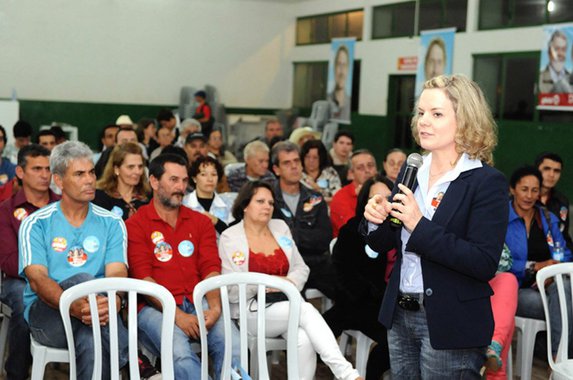 A candidata à governadora Gleisi Hoffmann cumpriu agenda de campanha na região noroeste do estado; no município de Terra Boa, Gleisi esteve acompanhada do candidato ao Senado, Ricardo Gomyde, e do deputado federal Zeca Dirceu; “Não dá para acreditar no candidato à reeleição, é um governo de propaganda. Agora que está perto da eleição, ele mostra na televisão que está tudo resolvido, mas a gente sabe o que aconteceu no Paraná nos últimos quatro anos” disse