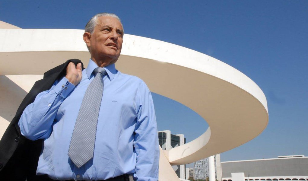 O ex-governador Joaquim Roriz (PRTB) voltou a fazer campanha pelas ruas do Distrito Federal, apesar da fragilidade de seu estado de saúde. O político já fez campanha com seus aliados em Vicente Pires, na Estrutural e em regiões do entorno do DF, como Santo Antônio do Descoberto, na divisa com Goiás. Nesta semana, Roriz também voltou ao restaurante comunitário de Samambaia, construído durante seu governo e conhecido como "Rorizão"